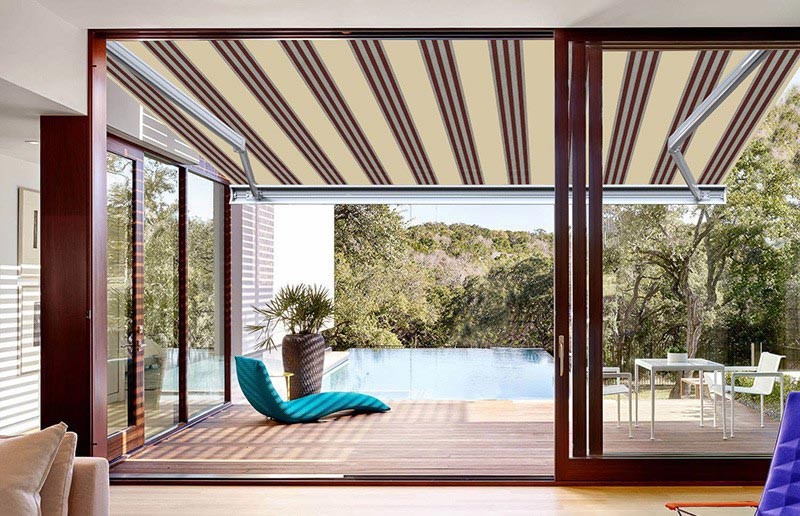 Store banne moderne sur une terrasse avec piscine