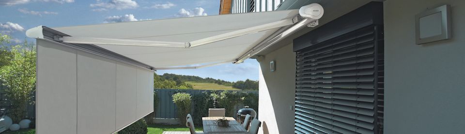 Le store banne peut être une bonne solution pour se protéger du soleil sur sa terrasse. Source image : Soprofen