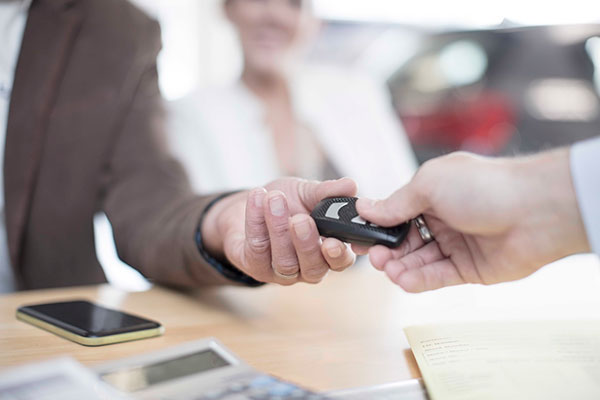 Personne qui achète une voiture auprès d'un concessionnaire