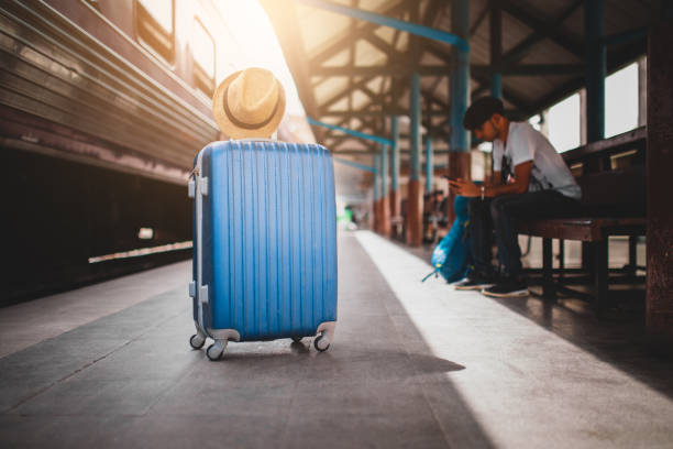 Valise bleue sur un quai de gare