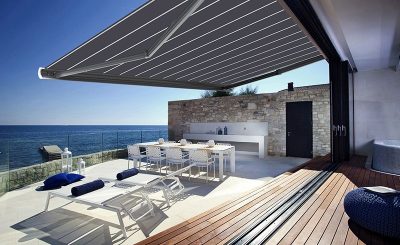 Terrasse contemporaine avec un store banne design