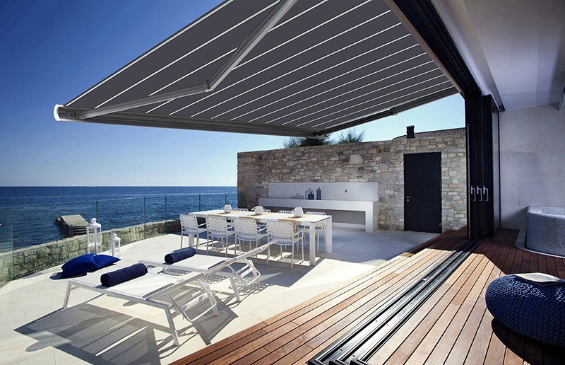 Terrasse contemporaine avec un store banne design