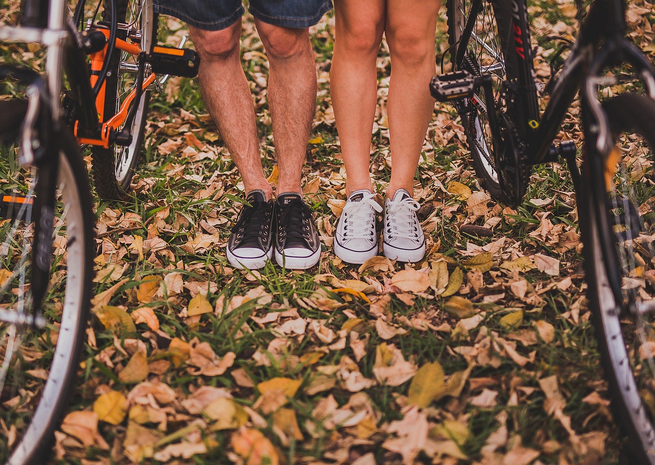 homme et femme en basket dans les feuilles d'automne