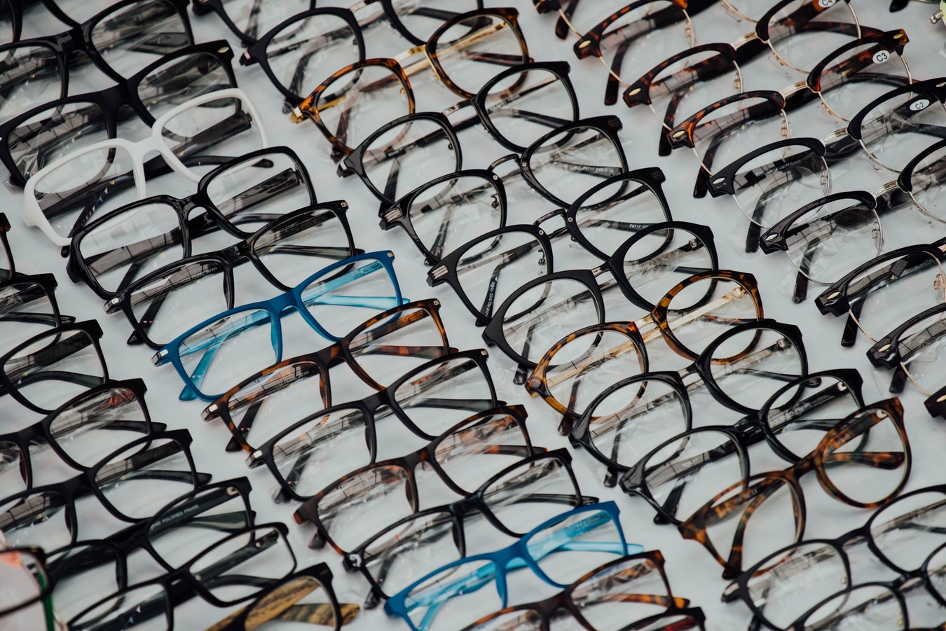 Montures de lunettes entreposées chez un opticien
