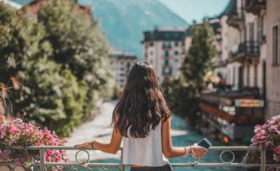 Jeune femme de dos qui regarde la ville