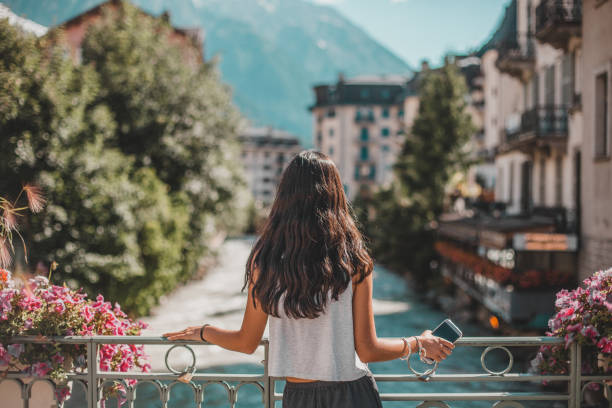 Jeune femme de dos qui regarde la ville