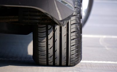 Voiture équipée avec des pneus neufs