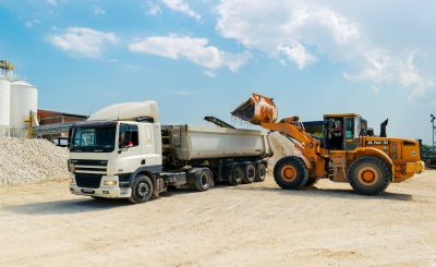 Benne de chantier avec camion-benne