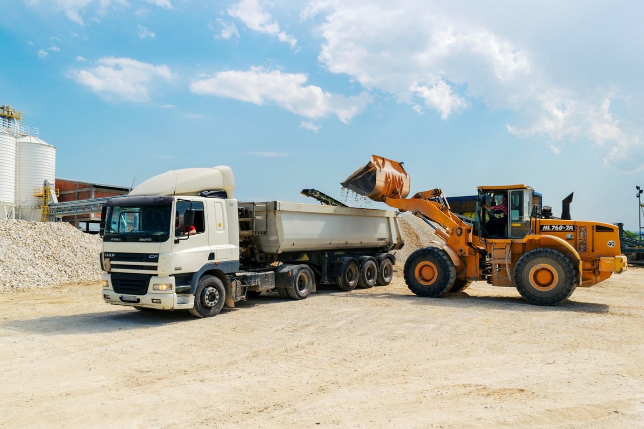 Benne de chantier avec camion-benne