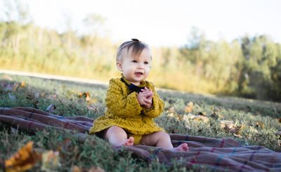 Bébé en robe jaune