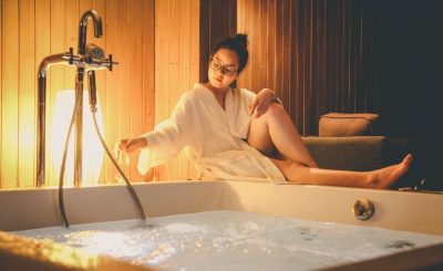 Femme dans son spa intérieur