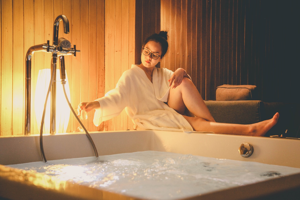 Femme dans son spa intérieur